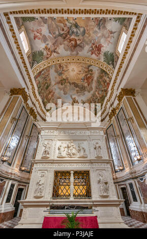 Mausolée de San Bernardino à la basilique, reconstruite après le tremblement de terre de 2009, L'Aquila, Abruzzo, Italie Banque D'Images