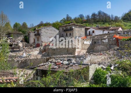 Gravats restants de maisons de village de Grisciano, détruit par des tremblements de terre en 2016, aujourd'hui abandonné, avril 2018 Voir l'Apennin Central, lazio, Italie Banque D'Images