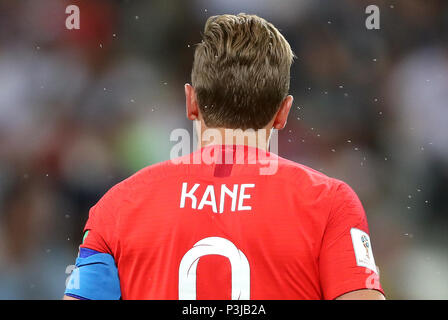 Harry l'Angleterre Kane entouré d'insectes pendant la Coupe du Monde FIFA match du groupe G à l'arène, Volgograd Volgograd. Banque D'Images