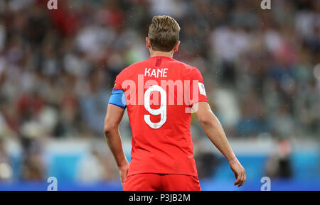 Harry l'Angleterre Kane entouré d'insectes pendant la Coupe du Monde FIFA match du groupe G à l'arène, Volgograd Volgograd. Banque D'Images