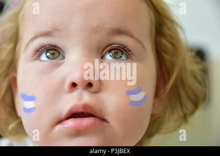 Portrait of a baby girl avec ses yeux et beatuful avec drapeaux argentin peint sur ses joues d'un patriot day Banque D'Images