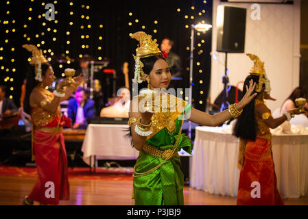 Danse de mariage, Sydney, Australie 20 Avril 2014 : femme danse une danse traditionnelle cambodgienne appelée la danse de Chuon Por (danse) qui souhaitent en K traditionnel Banque D'Images