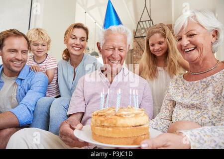 Multi generation family celebrating grandad's birthday Banque D'Images