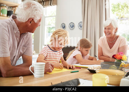 Les grands-parents avec petits-enfants souriant dans la cuisine, Close up Banque D'Images