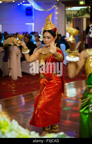 Danse de mariage, Sydney, Australie 20 Avril 2014 : femme danse une danse traditionnelle cambodgienne appelée la danse de Chuon Por (danse) qui souhaitent en K traditionnel Banque D'Images