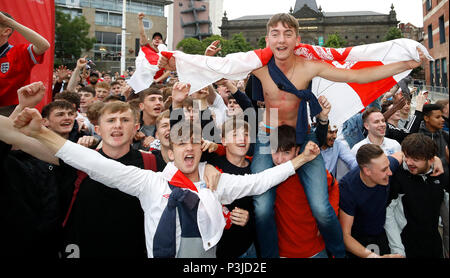 Angleterre fans célébrer après Harry Kane l'Angleterre scores deuxième but du jeu tout en regardant le match de Coupe du Monde entre la Tunisie et l'Angleterre sur un grand écran à la place du millénaire, Leeds. Banque D'Images