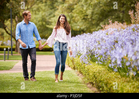 Couple Holding Hands On promenade romantique dans le parc Banque D'Images