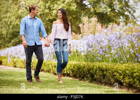 Couple Holding Hands On promenade romantique dans le parc Banque D'Images