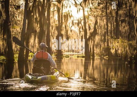 Mid adult man paddling en kayak, Caddo Lake, Texas, États-Unis Banque D'Images