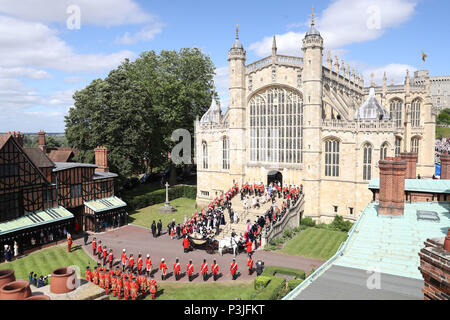 La reine Elizabeth II marche dans les étapes de son transport à l'assemblée annuelle de l'ordre de la Jarretière Service à la Chapelle St George, le château de Windsor. Banque D'Images