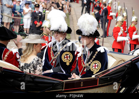 Le duc d'York (centre), le duc de Cambridge (à droite), le comte de Wessex (à gauche) et la comtesse de Wessex (2ème à gauche) laisser par transport à l'assemblée annuelle de l'ordre de la Jarretière Service à la Chapelle St George, le château de Windsor. Banque D'Images