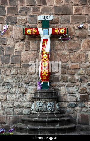 Croix, Cusco Cathedral (Catedral la Basilique de la Virgen de la Asunción), Cusco, Pérou Banque D'Images