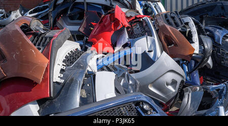 Une pile de crapped pare-chocs de voiture à un junkyard. Banque D'Images