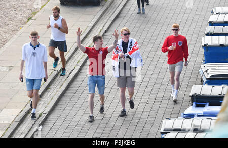 Brighton UK 18 juin 2018 - Angleterre football fans obtenir derrière l'équipe sur le front de mer de Brighton, ce soir, ils font leur chemin pour regarder le match sur un Banque D'Images