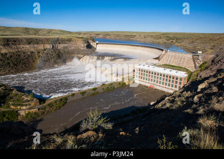 L'eau coule au-dessus du barrage Ryan pendant le ruissellement printanier. La rivière Missouri fonctionne à environ 24 000 cfs. Le débit médian est de 12 400. Banque D'Images