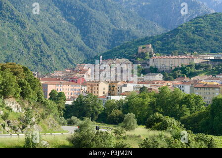 Village médiéval dans la verdure entre des montagnes Banque D'Images