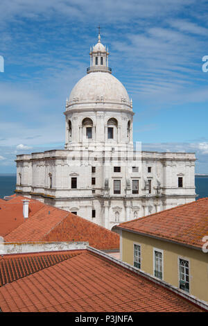 Le dôme blanc de l'époque baroque (Panteao Nacional Santa Engracia église) sur les toits de tuile rouge d'Alfama à Lisbonne, Portugal Banque D'Images