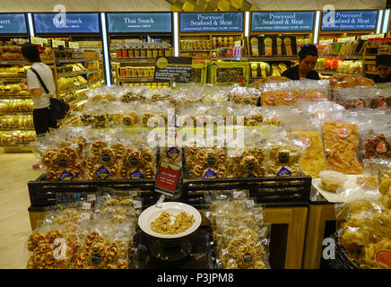 Bangkok, Thaïlande - Apr 21, 2018. Les gens d'acheter des bonbons au supermarché à Bangkok, Thaïlande. Bangkok est la ville la plus peuplée du Royaume de Thail Banque D'Images