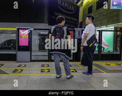 Bangkok, Thaïlande - Apr 21, 2018. Les passagers qui attendent à la station de BTS à Bangkok, Thaïlande. Ou BTS Skytrain est l'une des méthodes les plus pratiques pour tra Banque D'Images