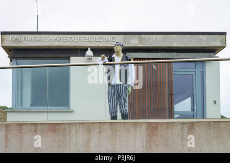 Pirate et donnant sur le port de Baltimore, en Irlande. Une partie de la semaine le faux pirate dans pirates costume monte la garde à l'extérieur du port de bureaux. Banque D'Images