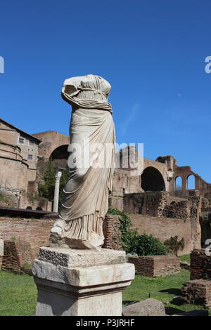 Statue à La maison des vestales dans le Forum Romain, Rome. Ces prêtresses vierges étaient les gardiens de la ville, les feux sacrés. Banque D'Images