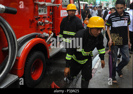 Yangon, Myanmar, le service d'incendie dans un déploiement dans le centre Banque D'Images