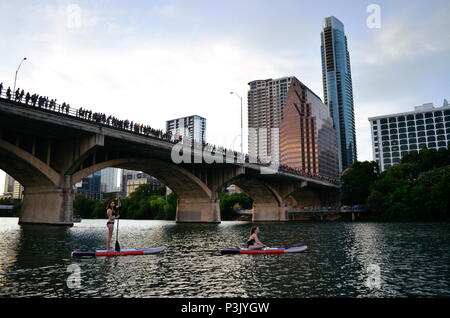 Deux filles paddle dans la soirée pour regarder la le Congrès ave les chauves-souris sortent sur le lac Coccinelle à Austin, Texas. Banque D'Images