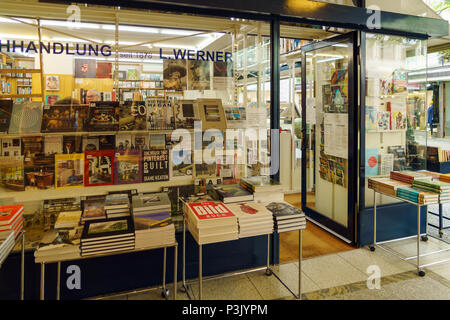 Munich, Allemagne - 20 octobre 2017 : vitrines d'une librairie avec un grand nombre de livres et magazines Banque D'Images