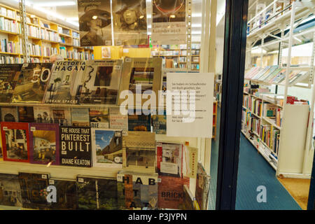 Munich, Allemagne - 20 octobre 2017 : vitrines d'une librairie avec un grand nombre de livres et magazines Banque D'Images