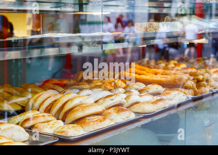 Pains et pâtisseries chinoises sur l'affichage à une boulangerie dans le quartier chinois de Londres Banque D'Images