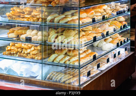 Pains et pâtisseries chinoises sur l'affichage à une boulangerie dans le quartier chinois de Londres Banque D'Images