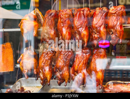 Rangées de canards rôtis sur l'affichage à un restaurant chinois dans le quartier chinois de Londres Banque D'Images