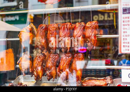 Rangées de canards rôtis sur l'affichage à un restaurant chinois dans le quartier chinois de Londres Banque D'Images