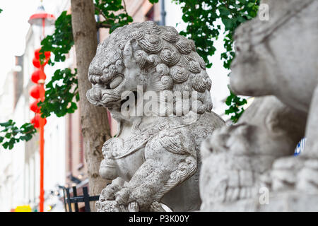Une statue de lion gardien situé dans le quartier chinois de Londres Banque D'Images