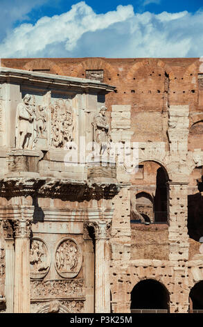 Antiquités, archéologie et vistiges du passé à Rome. Colisée et arc d'arches monumentales Constantinus côte à côte Banque D'Images