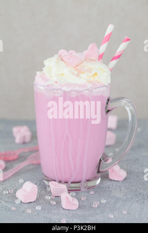 Chocolat chaud rose / lait aromatisé avec de la crème fouettée et les guimauves Banque D'Images