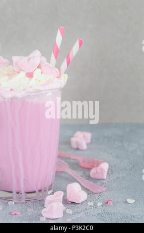 Chocolat chaud rose / lait aromatisé avec de la crème fouettée et les guimauves Banque D'Images