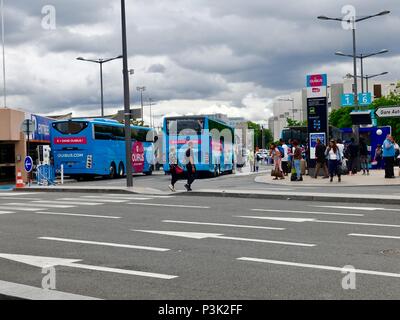 Plus de gens de prendre les bus en raison de former les travailleurs en grève. Les autobus alignés à l'extérieur de la Gare de Bercy, Bercy et oui la station de bus, Paris, France. Banque D'Images