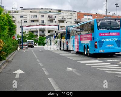 Plus de gens de prendre les bus en raison de former les travailleurs en grève. Les autobus alignés à l'extérieur de la Gare de Bercy, Bercy et oui la station de bus, Paris, France. Banque D'Images