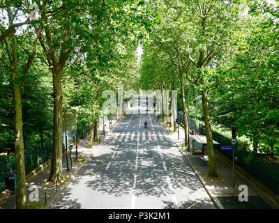 Rue Joseph Keseel, rue passant à travers l'article de Le Parc de Bercy, Paris, France Banque D'Images