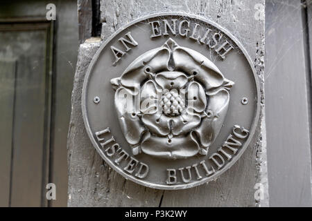 Un immeuble anglais classé Plomb durci dans la plaque de rue sirène montrant généralement forte pente et de la surface pavée, Rye, East Sussex, England, UK Banque D'Images