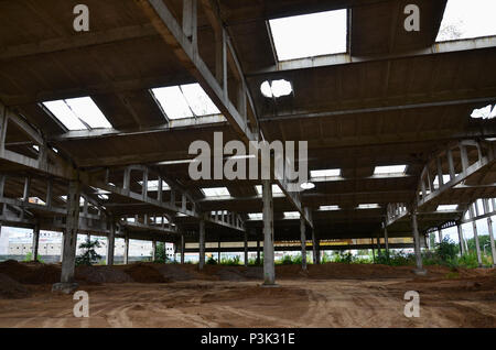 Image d'un paysage industriel abandonné hangar avec un toit endommagé. Photo sur grand angle Banque D'Images