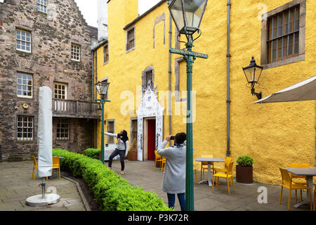Les touristes au Musée d'Édimbourg, Edinburgh, Scotland UK vieille ville Banque D'Images
