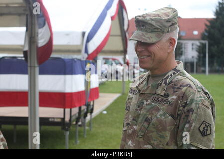 KAISERSLAUTERN, Allemagne - Brig. Gen. Arlan DeBlieck, le commandant sortant de la 7e commande de soutien de mission, sourire après la 7e cérémonie de passation de commandement du SMC, samedi 9 juillet 2016 à Danner Kaserne à Kaiserslautern, Allemagne. (U.S. Photo de l'armée par le Sgt. Daniel J. Friedberg, 7e l'appui aux missions du Bureau des affaires publiques de commande) Banque D'Images