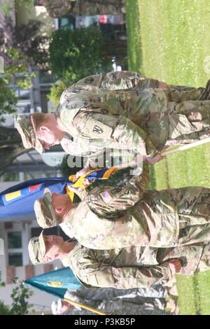 KAISERSLAUTERN, Germany-Maj. Le général Duane Gamble, général commandant de la 21e Commandement de soutien du théâtre (à droite) passe le 7e Commandement de soutien de mission guideon à Brigue. Le général Steven Ainsworth, le nouveau commandant général de la 7e à la 7e MSC MSC cérémonie de passation de commandement, le samedi 9 juillet 2016 sur Daenner Kaserne. Banque D'Images