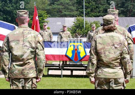 KAISERSLAUTERN, Allemagne- Le Général de Duane A. Gamble (à gauche), commandant du 21e Commandement du soutien de théâtre, rejoint le nouveau commandant de la 7e commande de soutien de mission, Brig. Le général Steven W. Ainsworth (centre) et le commandant sortant de la 7ème MSC, Brig. Gen. Arlan M. DeBlieck (droite) dans le soulagement de l'unité à l'issue de la cérémonie de passation de commandement tenue au champ de parade sous-officier à Daenner Kaserne le 9 juillet 2016. (U.S. Photo de l'armée par le Sgt. Daniel J. Friedberg, 7e l'appui aux missions du Bureau des affaires publiques de commande) Banque D'Images