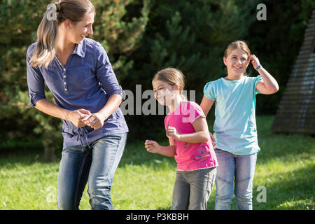 Mère avec ses filles de pratiquer la danse de l'exercice à l'extérieur Banque D'Images