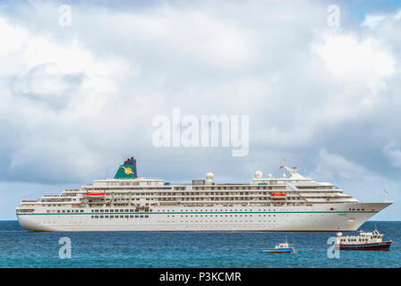 Bateau de croisière MV Amadea ancré à Georgetown, île de l'Ascension, Afrique de l'Ouest Banque D'Images