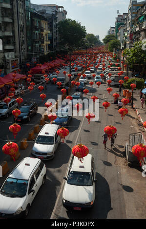 Yangon, Myanmar, les lanternes sont suspendues sur une rue de Chinatown Banque D'Images