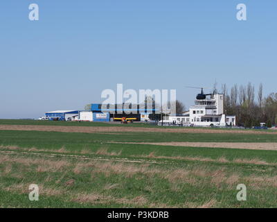 BIELSKO-BIALA, POLOGNE SUR AVRIL 2018 : Les bâtiments de l'aéroport de sport locaux, hangar et tour de contrôle de l'aérodrome d'herbe appartient à air club au cit Banque D'Images